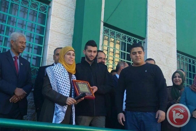 الشبيبة الفتحاوية تكرم المعلمة الحروب