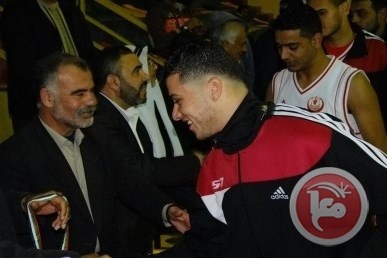 رئيس اتحاد السلة يطمئن على اللاعب منصور