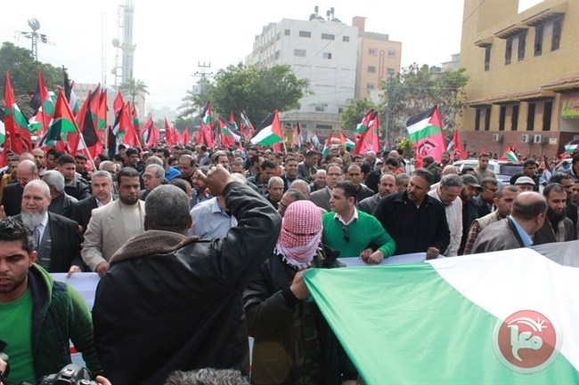 عشرات الآلاف يحيون ذكرى انطلاقة الديمقراطية في غزة