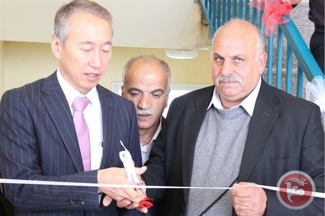السفير الياباني يزور يطا ويفتتح أربع غرف صفية