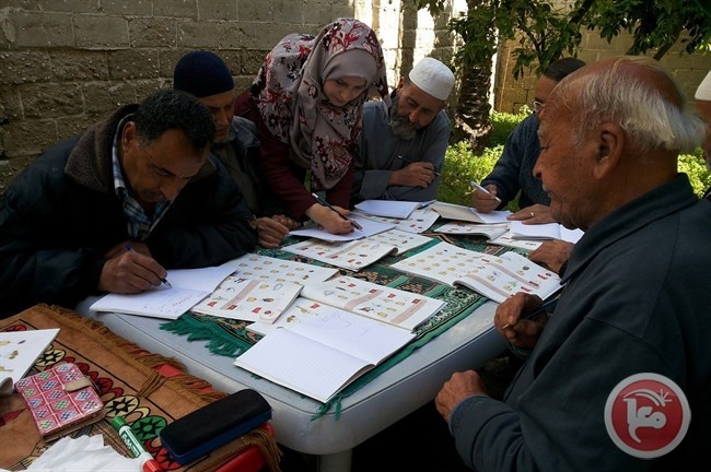 في غزة ... مسنون يتحدون الأمية