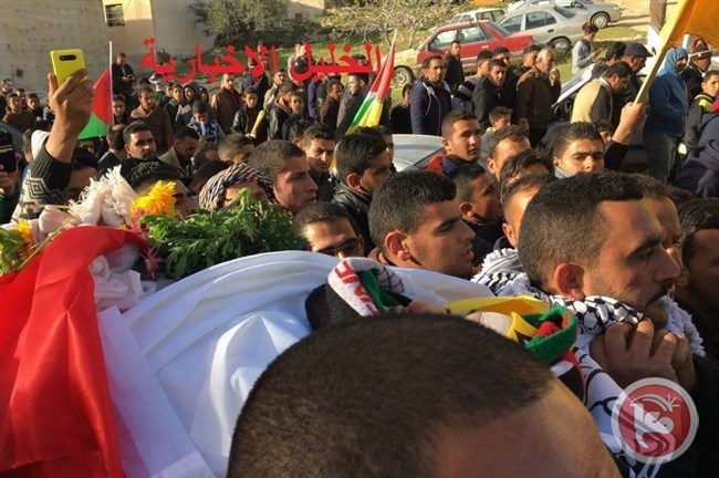 اهالي بني نعيم يشيعون الشهيد طرايرة