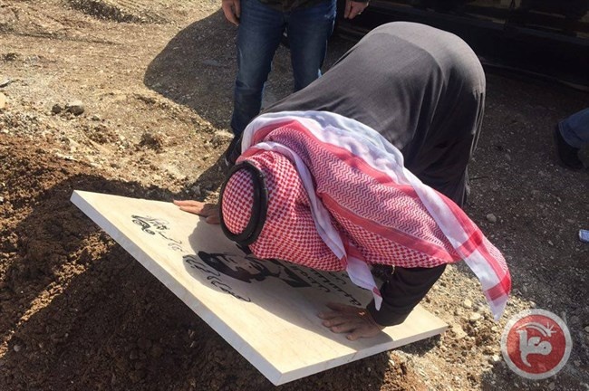 اهالي بيت فجار يسلمون عائلة الكساسبة حجرا لقبر الشهيد معاذ