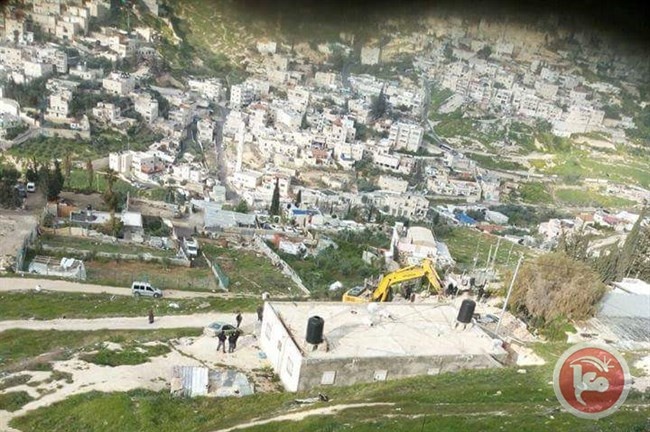 هدم أساسات بناية سكنية في جبل المكبر