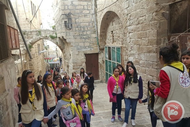 مرشدات الصداقة الفلسطينية تنظم زيارة تعريفية للبلدة القديمة