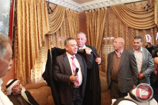 وجهاء الخليل يقدمون عباءة الراحل صدام حسين لنائب أردني