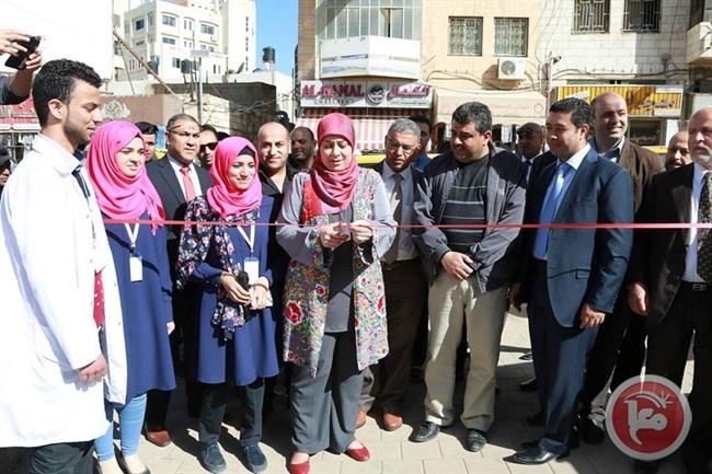 طلبة الطب العالمي بجامعة القدس تنظم يوما طبيا