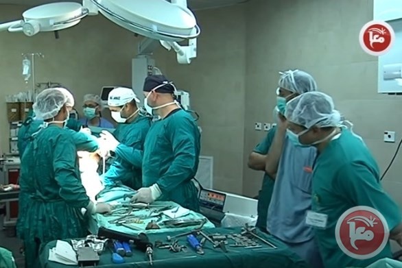 اول عملية زراعة مفصل للركبة تجرى جنوب الضفة