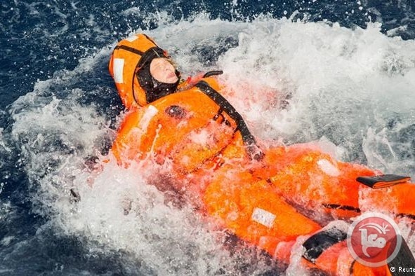 وزيرة نرويجية تقذف نفسها في البحر لمحاكاة غرق اللاجئين