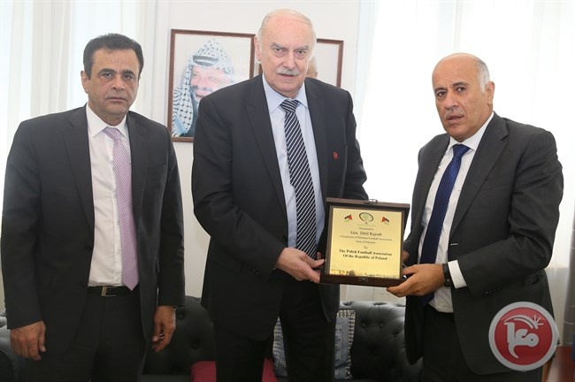 الرجوب يبحث مع الاتحاد البولندي للكرة أليات تأهيل مدربين فلسطينيين