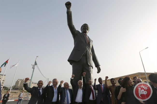 الرئيس يزيح الستارة عن تمثال الزعيم مانديلا
