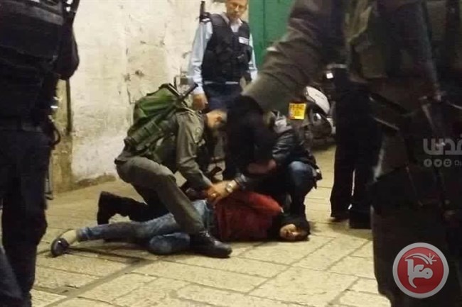 &lt;div&gt;صورة وتعليق: &lt;/div&gt;قوات الاحتلال تعتدي على فتاة فلسطينية في الخليل