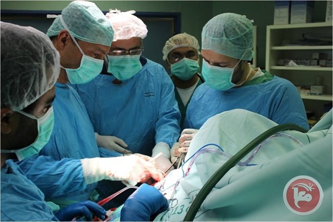 دقائق ذهبية تنقذُ شابا في مجمع فلسطين الطبي