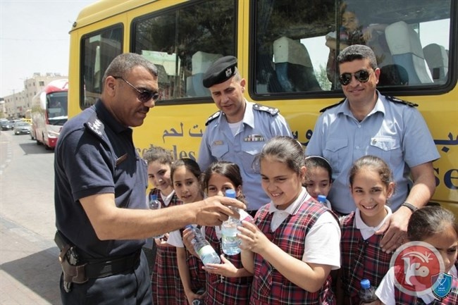 الشرطة توزع عبوات من المياه الباردة على المواطنين ببيت لحم