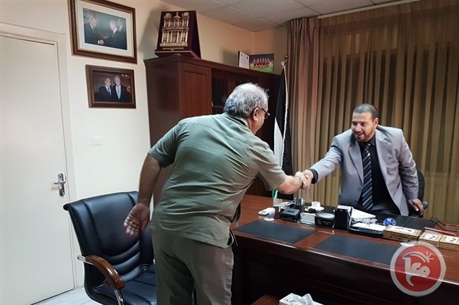 السفير خيري يسلم مشترك برنامج الرئيس مهام سفارته