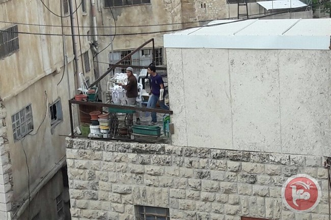 بالفيديو- مستوطنون يسرقون اثاث منازل مغلقة بالخليل