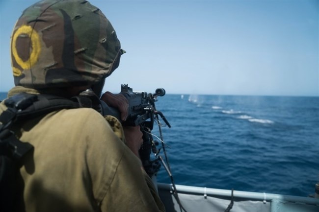 الزوارق الحربية تستهدف مراكب الصيادين شمال غرب غزة 