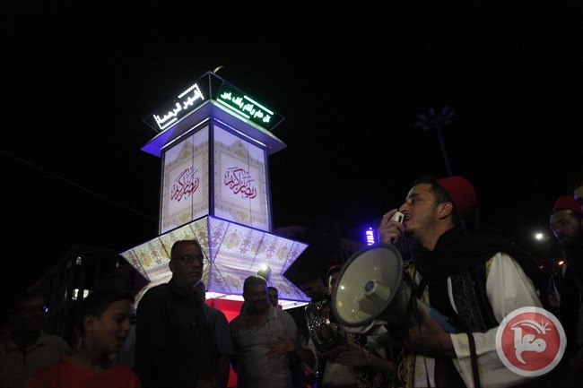 بلدية وكهرباء الخليل يُشعلون فانوس رمضان