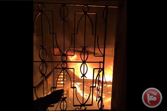 صور- حريق في العيزرية يتسبب باخلاء 3 عمارات