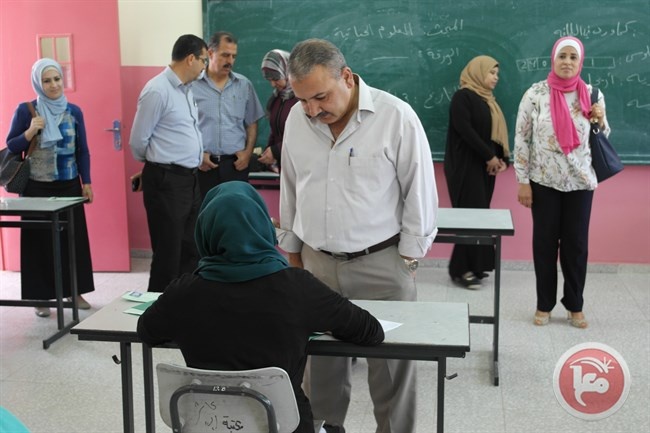 مدير تربية أريحا يتفقد امتحان الثانوية العامة
