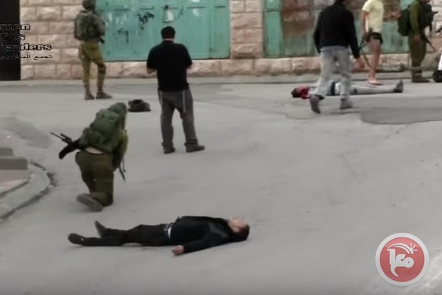 فيديو جديد- جندي يدفع سكينا تجاه جثمان الشريف