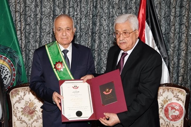 الرئيس يمنح العربي الوشاح الأكبر لدولة فلسطين
