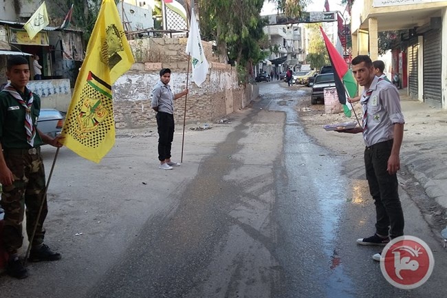 الكشافة الفلسطينية تقيم حواجز محبة وتزور عائلات في عين الحلوة