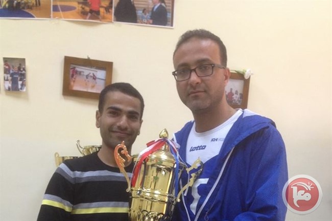 احمد البشر يهدي جامعته بطولات تنس الطاولة