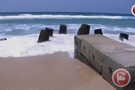 تلوث الشاطي في غزة ينعكس على حركة المصطافين.