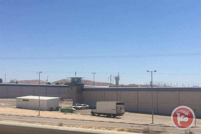  إدارة سجون الاحتلال تنقل سبعة أسرى إلى زنازين سجن &quot;نفحة&quot;