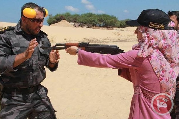 &lt;div&gt;صورة وتعليق: &lt;/div&gt;فتيات وزوجات مسؤولين بغزة يتلقين دورات عسكرية