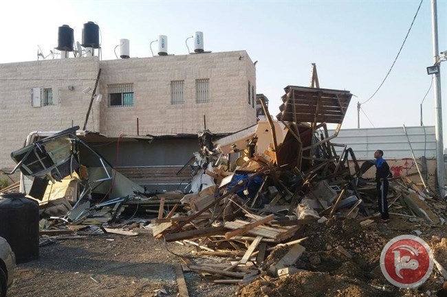الاحتلال يهدم منشآت تجارية في صور باهر
