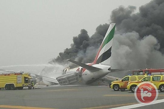 هبوط اضطراي لطائرة وتصاعد الدخان منها في مطار دبي