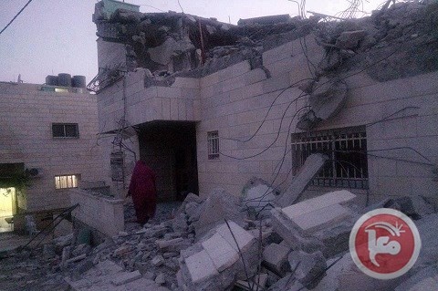 فيديو- لحظة تفجير وهدم منزلي ابناء العم مخامرة في يطا
