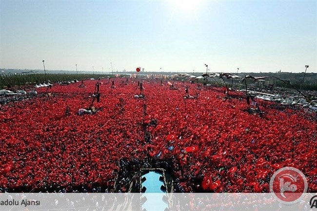 &lt;div&gt;صورة وتعليق: &lt;/div&gt;في تركيا- حكومة ومعارضة لايرفعون الا علم واحد