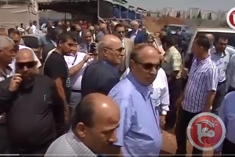 سفراء وقناصل يطلعون على معاناة المدمرة بيوتهم في قلنديا