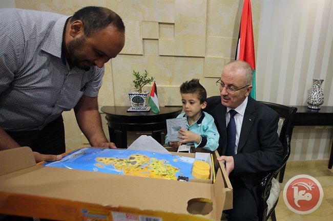 الحمد الله يستقبل الطفل دوابشة ويطلع على وضعه الصحي