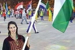 ميري الأطرش ترفع العلم في ختام الاولمبياد