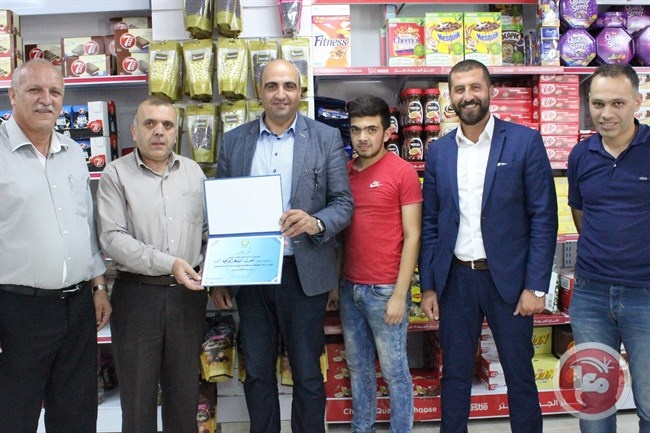 وفد من شباب الخليل يزور عددا من الشركات