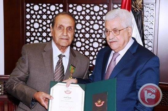 الرئيس يكرم نادي خوري وفايز عبد العال برتبة فارس من وسام القدس