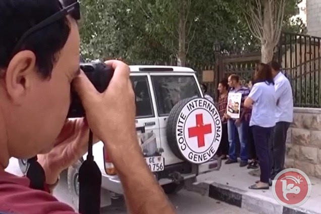 نشطاء يغلقون مقر الصليب الأحمر في البيرة ويطالبون بالانتصار للأسرى