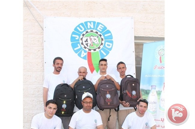 &quot;الجنيدي&quot; يوزع حقائب مدرسية على أبناء موظفيه