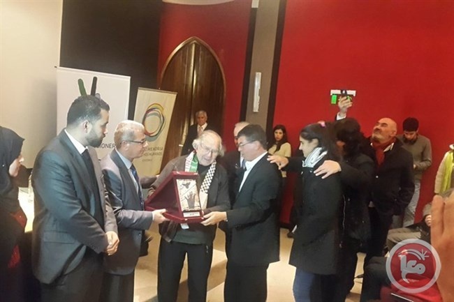 الوفد الفلسطيني يكرم المناضل الأممي &quot;ادولفو سكيفي&quot;