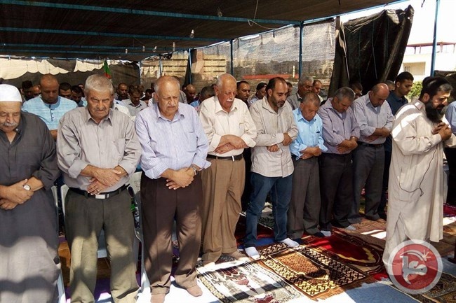 أهالي قلنديا يصلّون على أنقاض منازلهم مطالبين بوقف سياسة الهدم