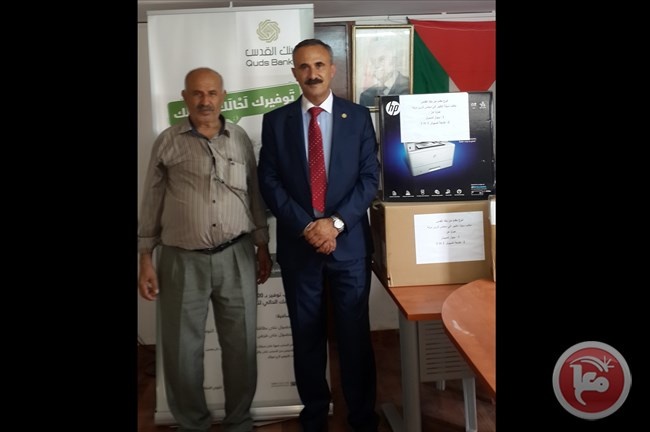 بنك القدس يتبرع بأجهزة مكتبية لمجلس مركة في جنين