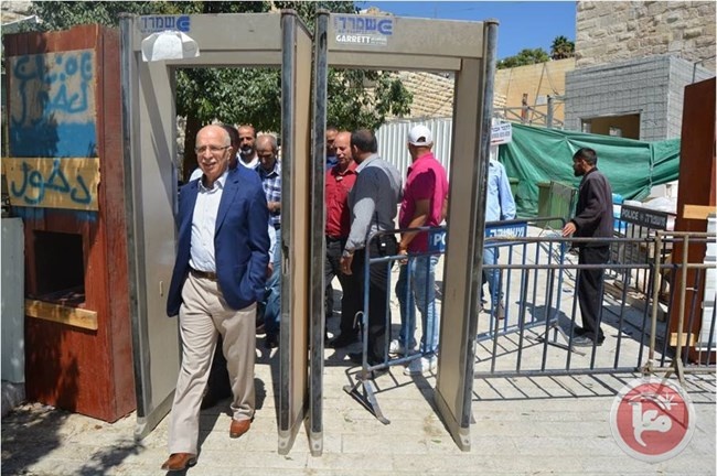 الجعبري يتفقد البلدة القديمة ويدعو لتعزيز صمود المواطنين فيها