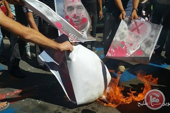 المقاومة الشعبية بغزة تحرق صور بيريس ونتنياهو واوباما