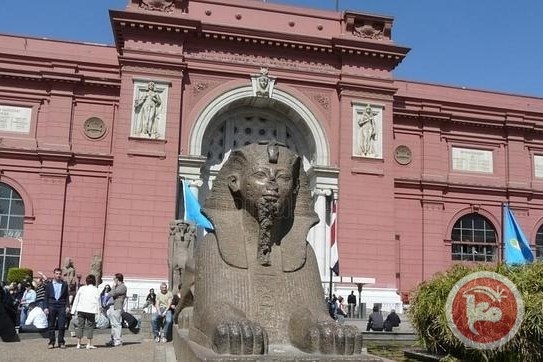 مواطن مصري يسلم قناعا اثريا ذهبيا لآثار مصر