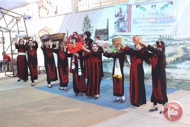 طالبات مدرسة بنات سنيريا يتوشحن بالثوب الفلسطيني احياء ليوم التراث