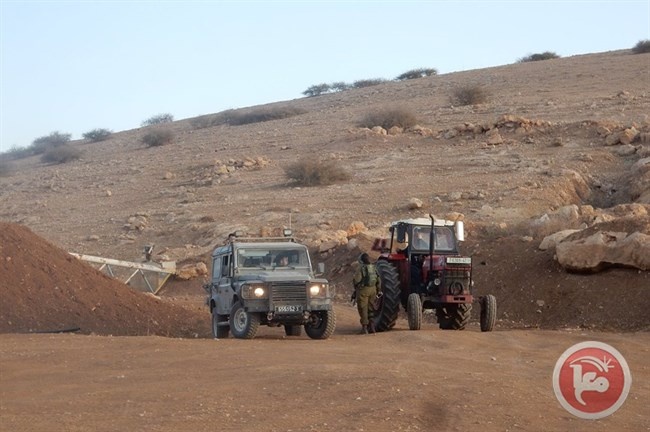 The occupation seizes an agricultural tractor in Masafer Yatta, south of Hebron